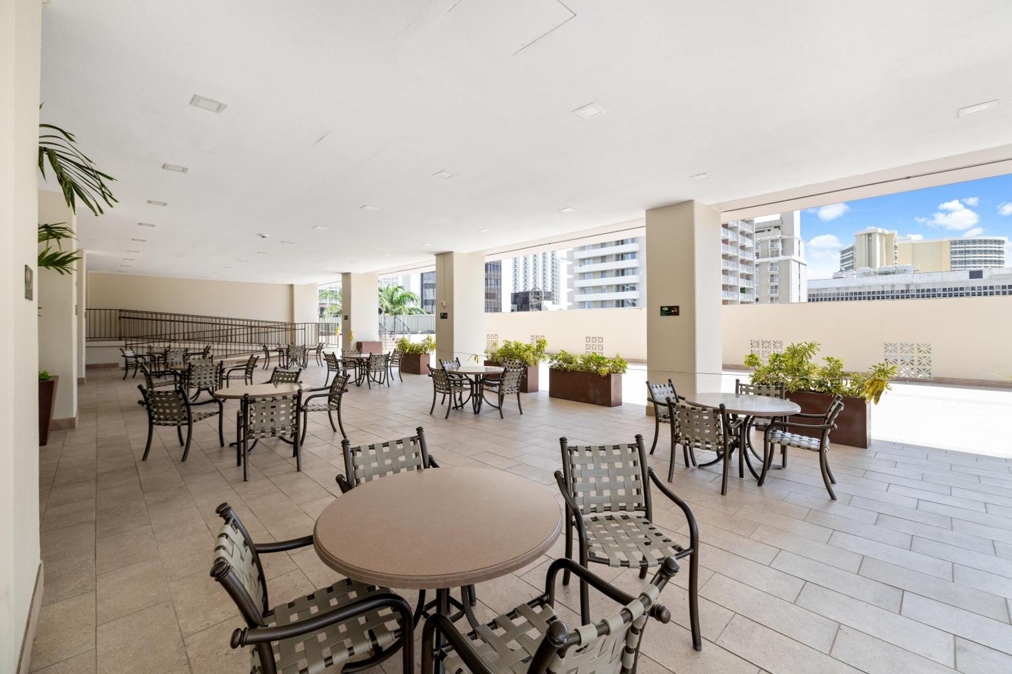 Royal Kuhio 1713 - Spacious With Stunning Views In The Heart Of Waikiki! *
